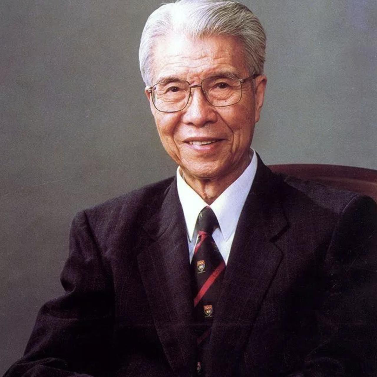 1948年，旧中国满目疮痍。张金哲医生面对一种几乎必死无疑的新生儿疾病——皮下坏