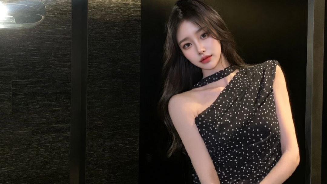 和自谓的擦边女聊了聊，发现这里面的水很深