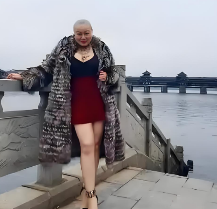 “谁娶我，我送他一辆宾利。”2019年，一名光头肥乳的女子，身着皮草，手上挂满豪