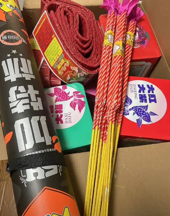 现在网传私家车不可以装载烟花爆竹，哪怕少量的自己春节燃放的也是违法违规行为。如果