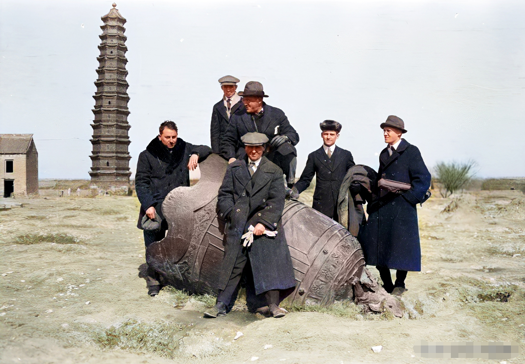 1917年冬，一群外国人来到河南开封，在铁塔前拍下了这张合影。当时的铁塔周围一片