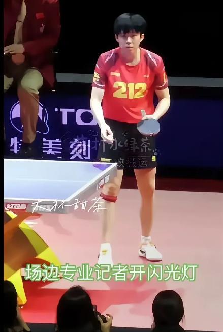 大头赢樊振东不容易了，那天连某些记者都对着他开闪光灯，甚至在他发球时有人对他大喊