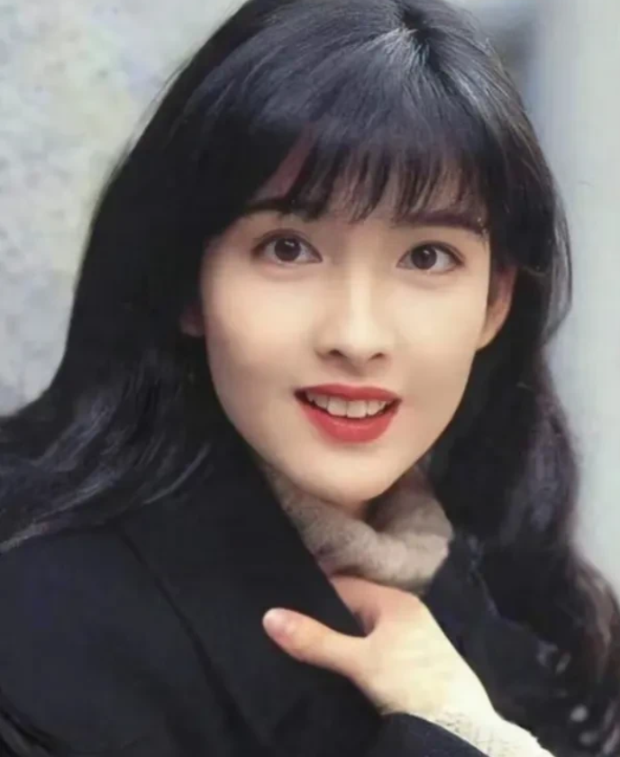 玉女周慧敏的人生，真是值，身边全是真心爱她的人。
周慧敏与黄凯芹因志趣相投成为朋