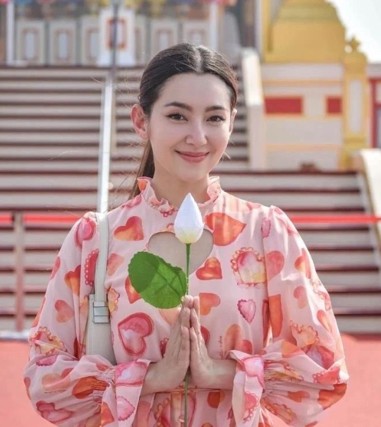 近日，泰娱顶流Bella现身北京，与妈妈一同前往著名的灵光寺参拜佛牙舍利。当天，