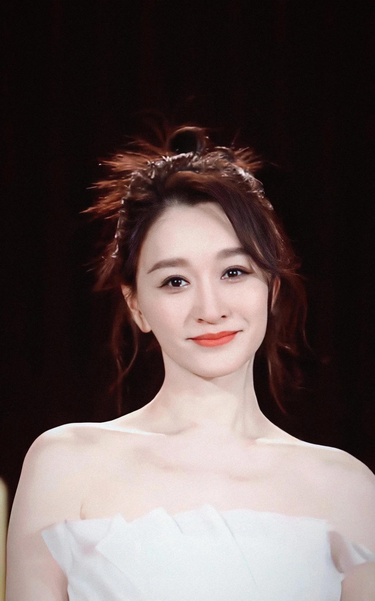 李小冉结婚10年没生孩子，她说了两点原因：
1、生孩子是一件责任很重的事情，她的