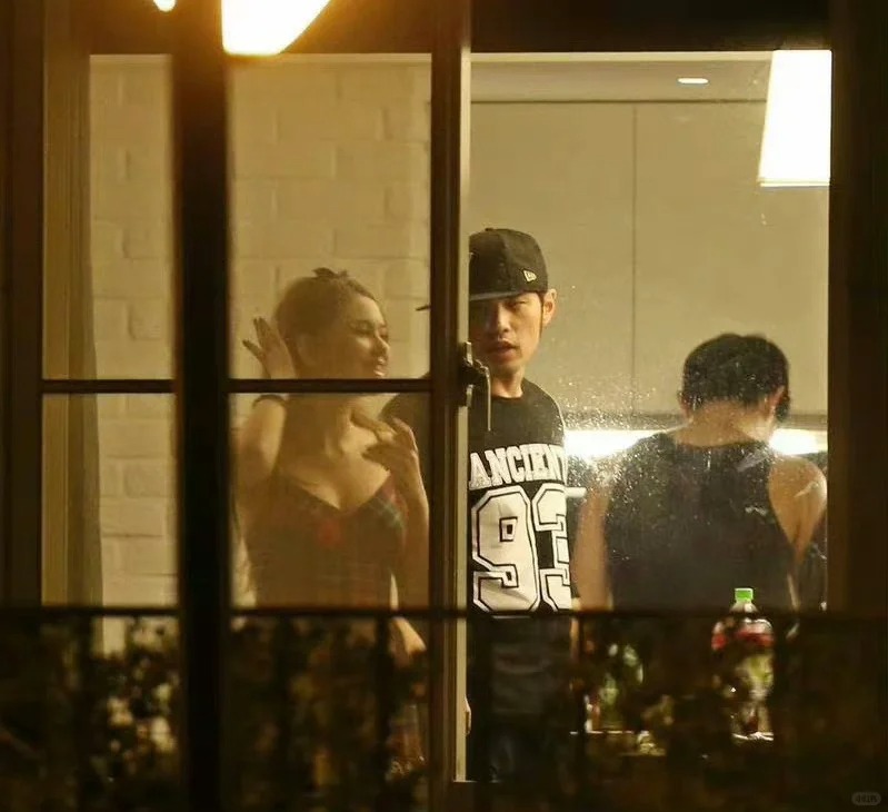 狗仔当年拍到的周杰伦和昆凌
应该是🔟年前，这时候昆凌才20岁
那个时候杰伦还是