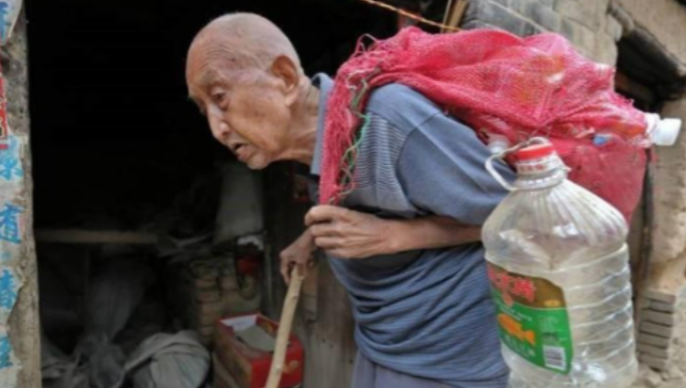 2014年，河南一位98岁拾荒老人因1.8万元的救命钱被偷，亲自到派出所去报案，
