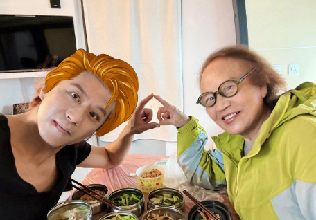 邓超晒和妈妈自拍合照，太有爱！