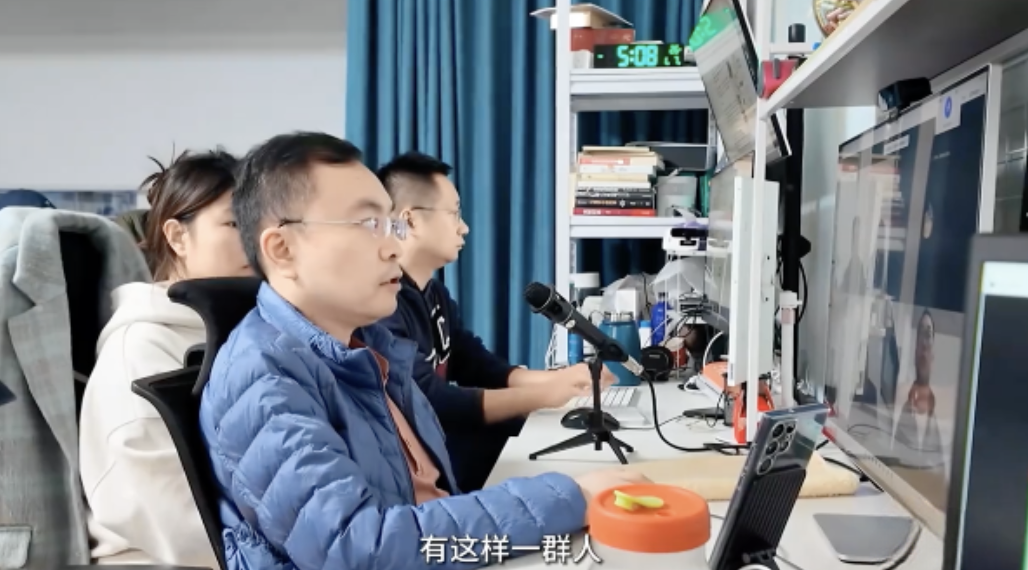 蔡磊团队租住100多平的办公楼里，经常跟世界各地专家开视频会议，做PPT，头脑风