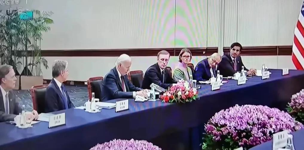 拜登一人讲话，被团队所有人盯着，生怕他又讲错话了。
不难看出在拜登中美双方会谈讲