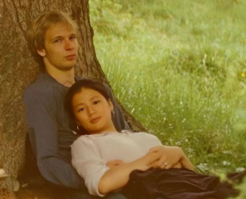 1979年，“俏黄蓉”翁美玲和荷兰男友在英国的珍贵留影。镜头下的翁美玲身穿白色衬