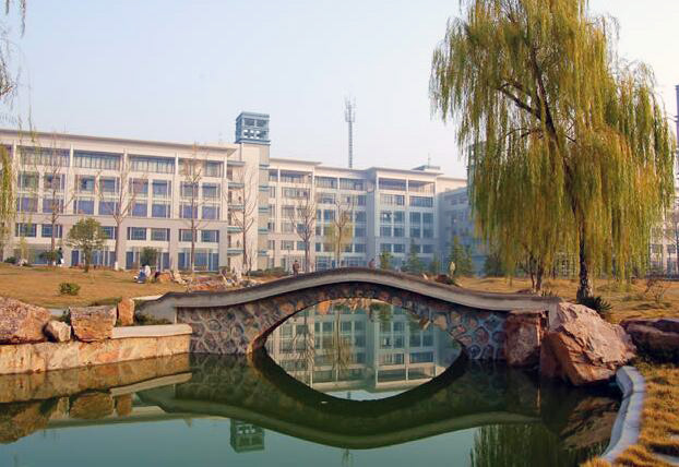 南京邮电大学是我党、我军早期系统培养通信人才的学校之一，原为邮电部和信息产业部直
