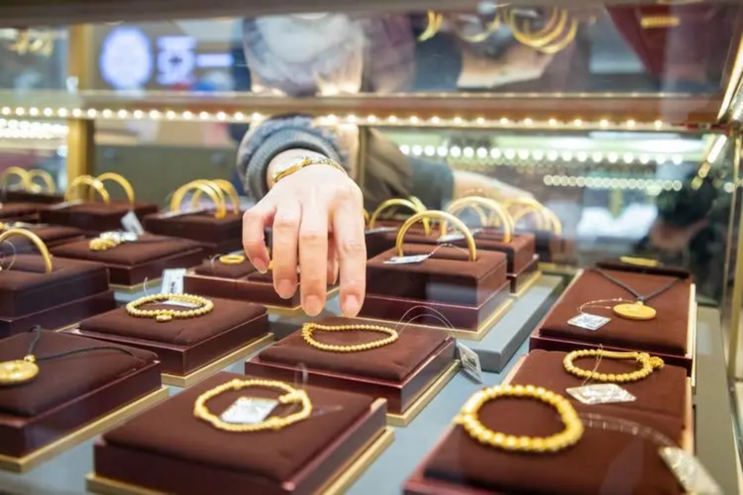 金店消费人群超75%是年轻人，钻石已经被抛弃


过去的十几年间，中国大妈一直是