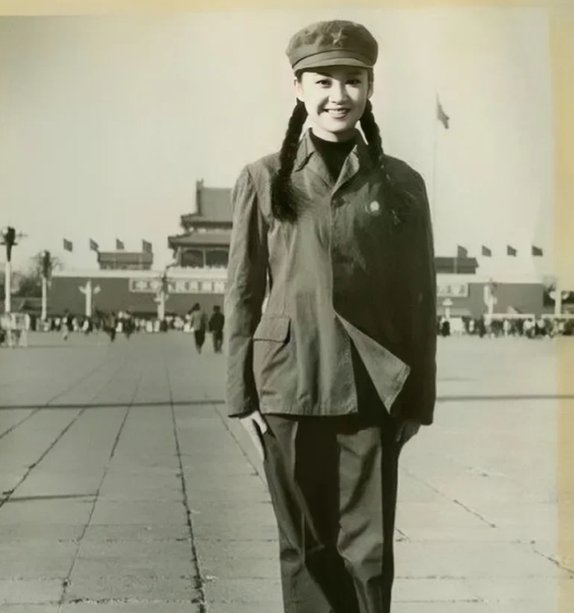 1987年，年仅18岁的许晴留下的倩影。镜头下的她身穿军装，扎着麻花辫，站姿笔挺