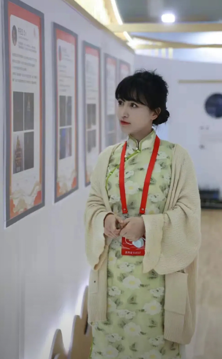 李子柒的十三大个人信息简介：

1、姓名：李子柒
2、性别：女
3、民族：汉
4