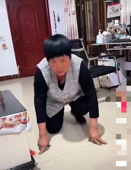 婆婆给我磕头怎么办？！

今天又和婆婆吵架了，她老是在外人面前装可怜，说我各种不