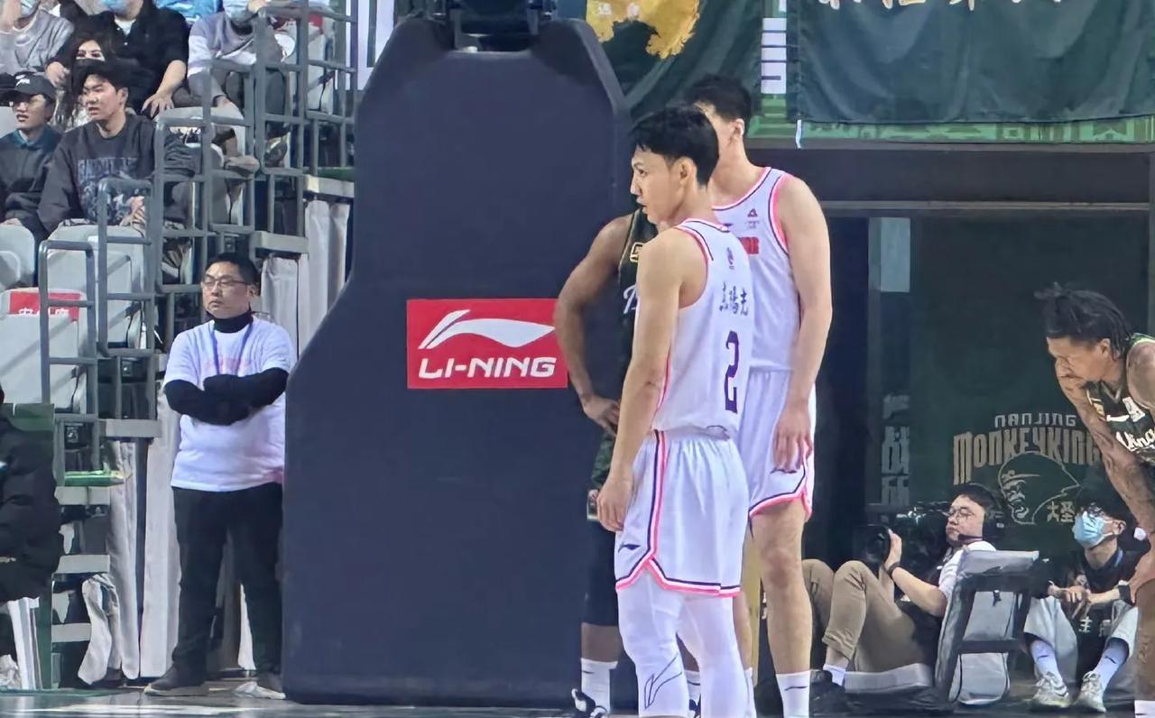 广东112:94南京，3名球员表现出色
1. 徐杰：控场能力太强了，该得分就得分
