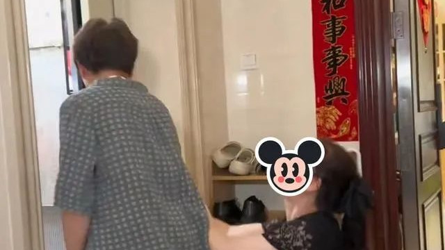 得知远嫁的女儿要用钱，母亲把钱送上门，她抱着母亲痛哭并道歉
