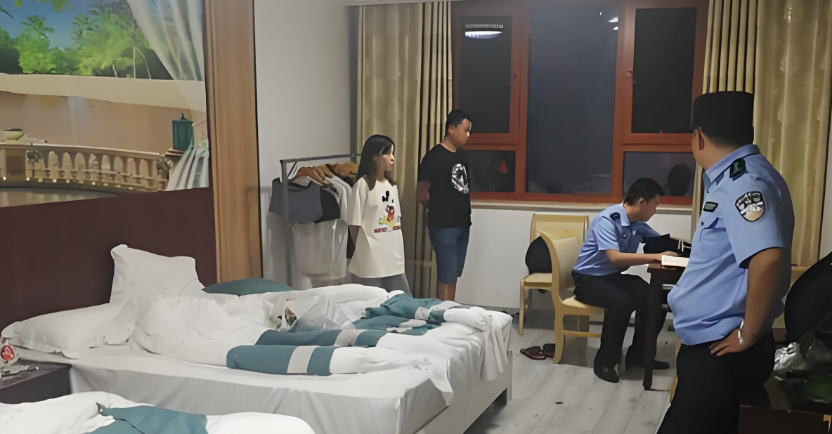 开房遇查房，不同关系后果是不一样的。
开房不要慌，突遇敲门查房怎么办？

1、第