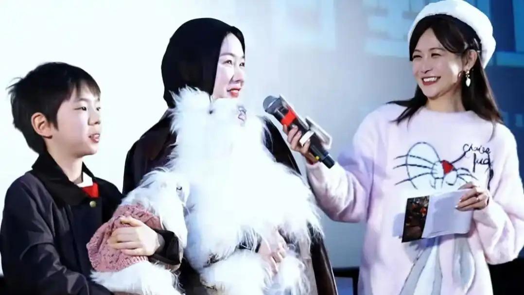 戴着头巾抱着狗，吃的白白胖胖，一张嘴就是“我老公”满脸得瑟样！