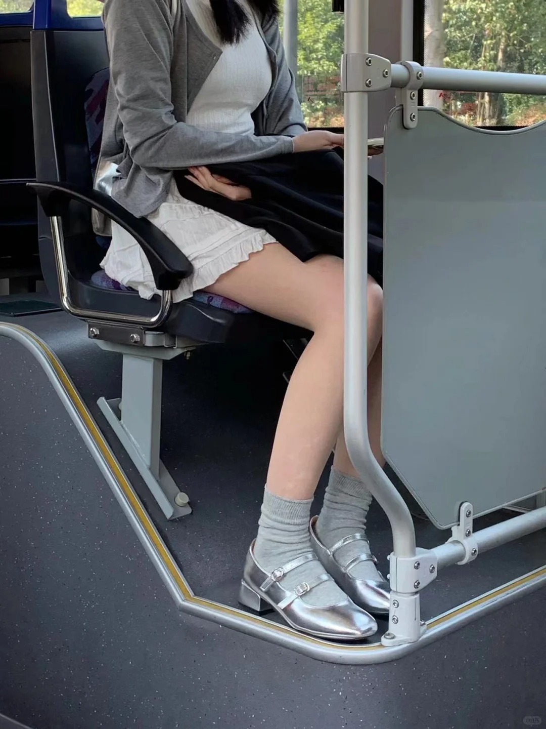 这种鞋子的受众人群是哪些人啊
我很喜欢这种银色小皮鞋，但是我朋友说很奇怪也不好搭