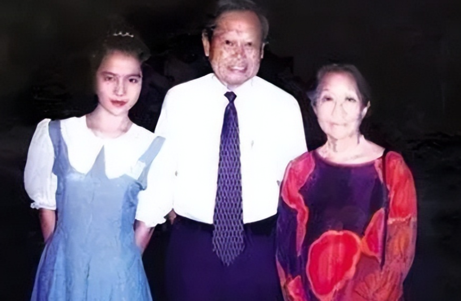 1957 年 10 月，李政道和杨振宁因宇称不守恒理论荣膺诺贝尔物理学奖。二人的