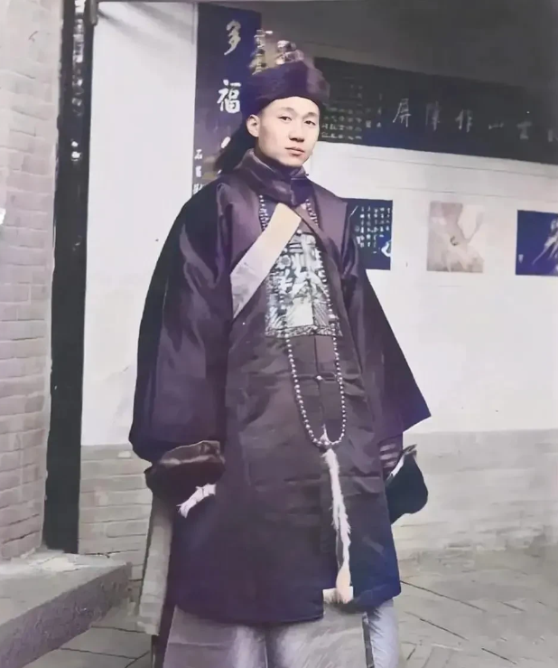 这才是孔祥熙年轻时真实的貌相，并非演员所饰演的，而是货真价实的历史珍品，他是孔子