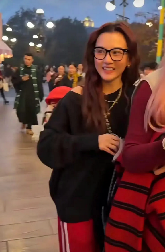 宋祖儿被封杀后生活得很惬意，
没有了明星包袱，
也放弃了身材管理，
整个人都显得