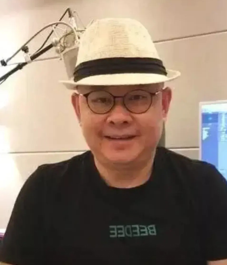 事出反常有妖！

第一点：近来刀郎巡回演出走过成都、广州、南京等地，舞台呈现挺有