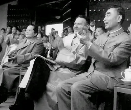 60年代中期，两位领导人陪同外国客人一起观赏文艺节目。

右边是周恩来总理。左边