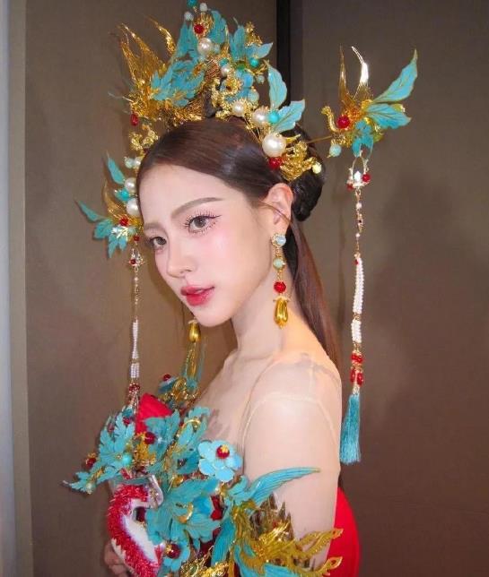 泰星小水从《初恋这件小事》中青涩蜕变，一路走来演技与魅力齐升。近期亮相活动，她美