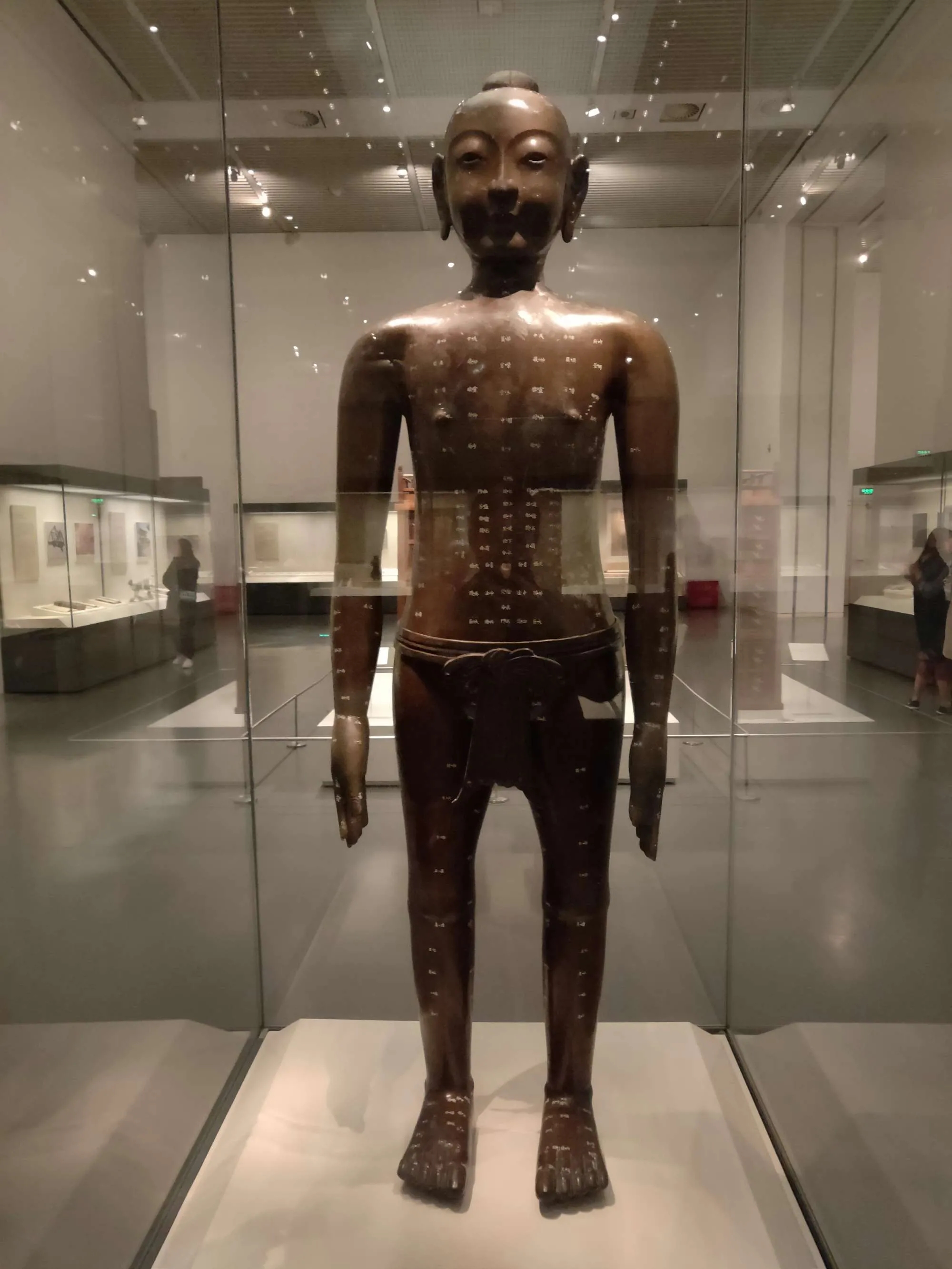 1027年，太医王唯一奉宋仁宗之命，铸造了两尊针灸铜人。铜人设计极为精巧：它们内