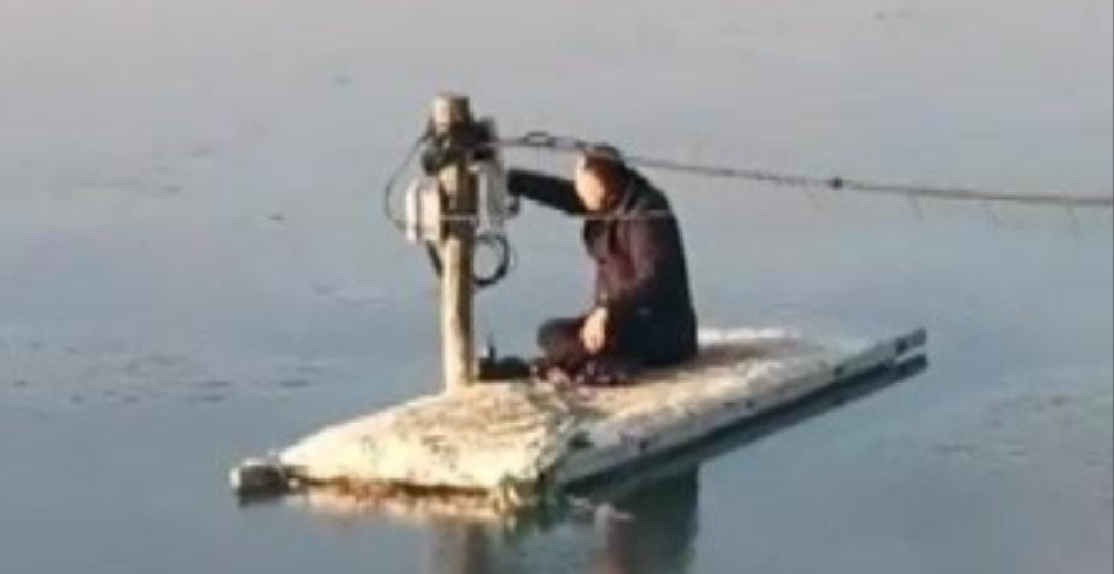 2023年，大连一海参养殖户被哄骗安装间谍设备，不料，一次停电露出狐狸尾巴，向上