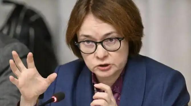 普京的背后，藏着一位令人瞩目的女性，能够让他在动荡的局势中存活下来。她就是俄罗斯