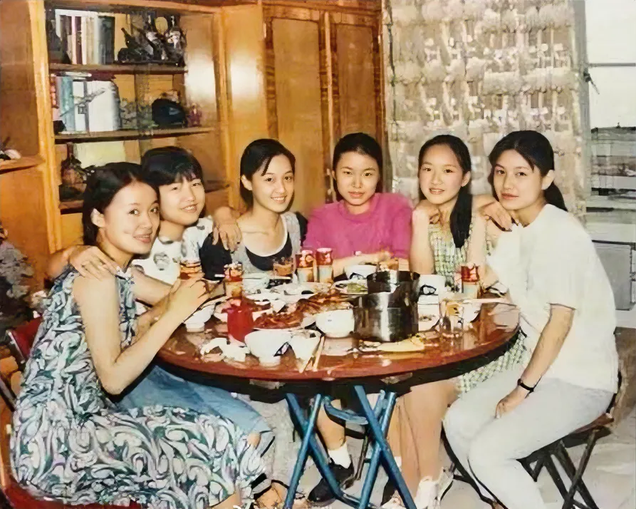 这是九十年代末6位女大学生的合影，我认为她们都很知性漂亮。其中颜值最好、最洋气的