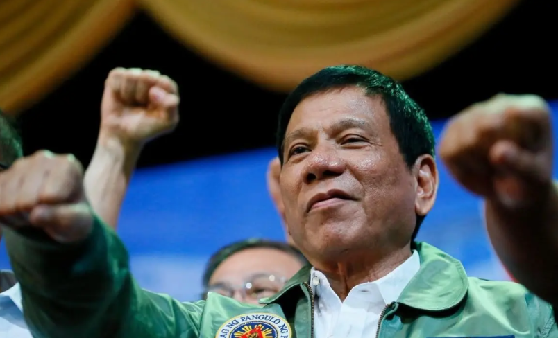 菲律宾政坛风云再起，总统小马科斯和副总统莎拉·杜特尔特家族的斗争升级。莎拉因预算