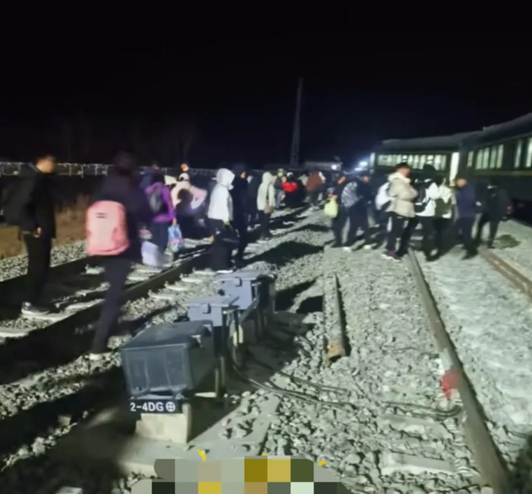 黑龙江一列车行驶中脱轨，当地应急部门：未接到人员伤亡报告，原因正在调查

11月