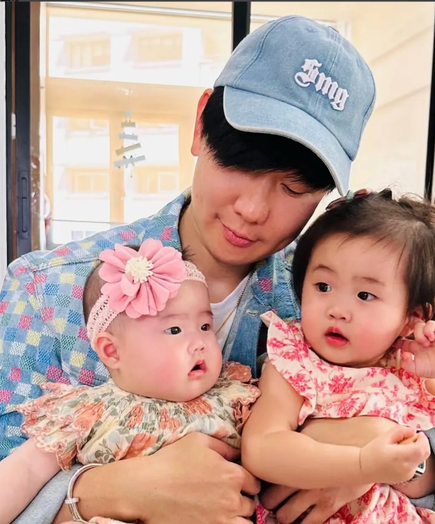 林俊杰和爸妈、哥嫂一起到亲戚家拜年，他抱着的是哥哥的两个女儿，他的眼神里都是宠溺