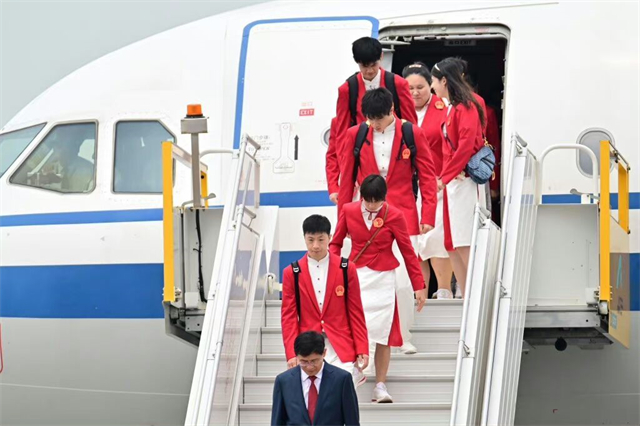 北京时间8月29日，巴黎奥运国家队代表团正式抵达香港，展开3天访问行程。
午间抵