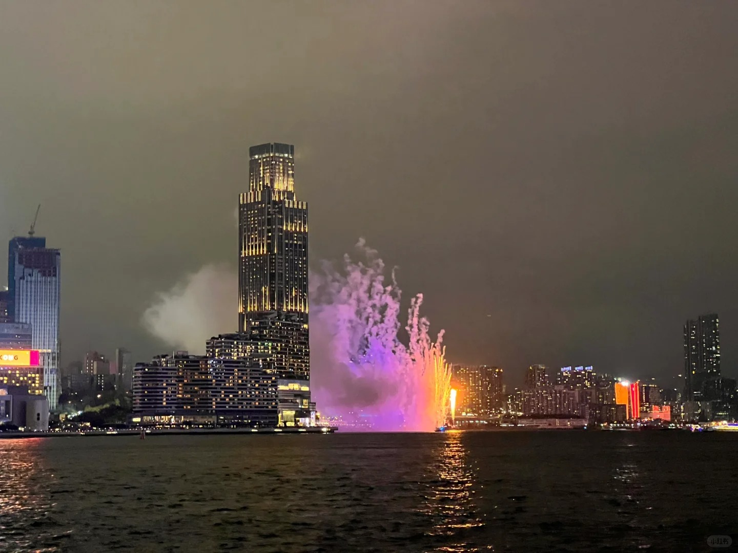 香港5.1没下暴雨，但被烟花整笑了
等到晚上八点看的烟花，大家都在吐槽，哈哈哈，