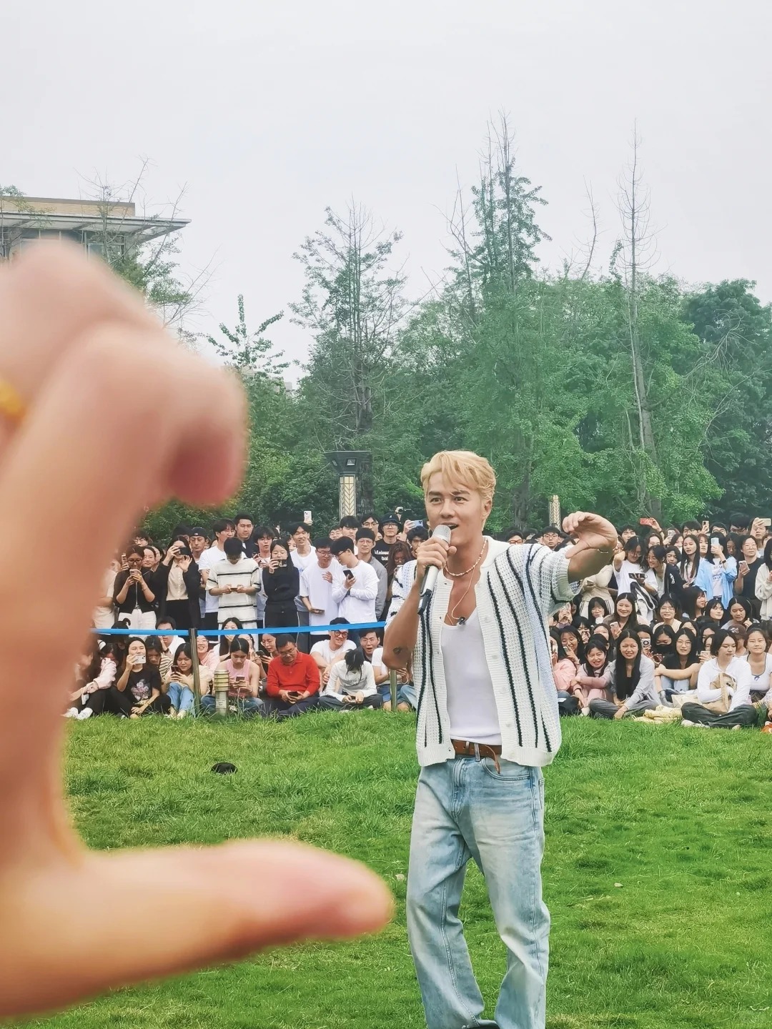 吴克群以一己之力清空西财图书馆
饭点的时候人都没这么少过真不容易哈哈哈哈哈