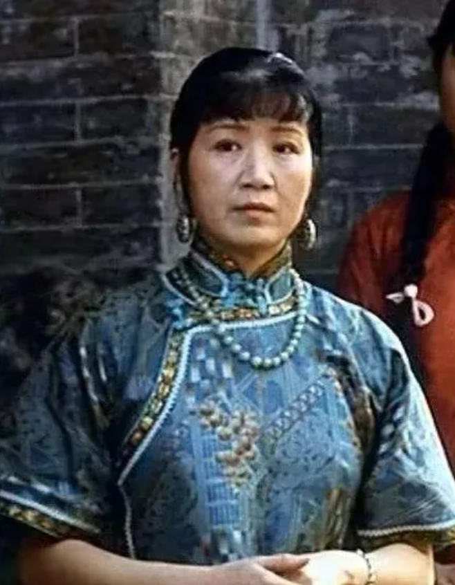 1990年，张艺谋筹拍《大红灯笼高高挂》，46岁的曹翠芬来面试二姨太，但张艺谋却
