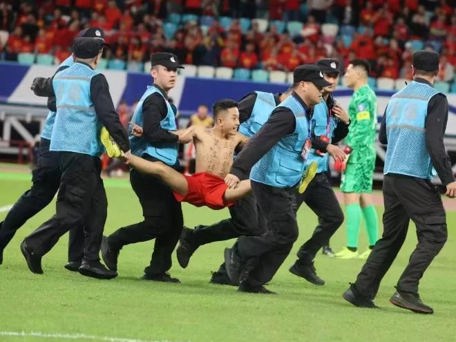 行政拘留10天，罚款500元，一年内不准进入体育场看比赛。

国足冲场球迷处罚结