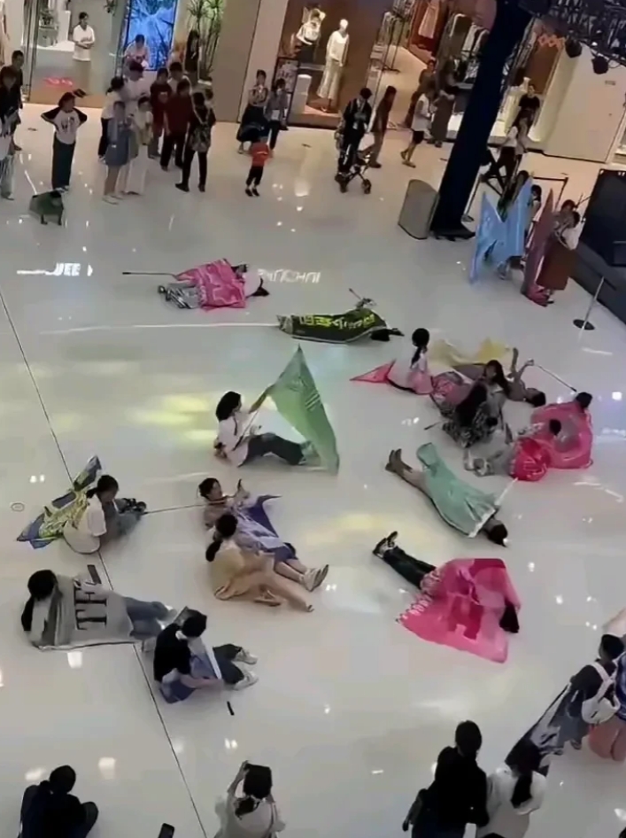 我的了个妈呀，
刷到这张照片真的挺惊讶[捂脸]！
为了乘凉，
在公开的场合大大方