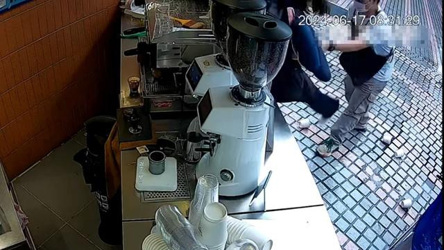 一天殴打三名顾客的咖啡店，情绪崩溃泼咖啡粉，月薪五千投诉开除