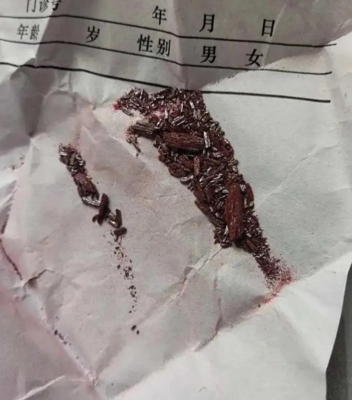 这是啥？妈妈还要偷偷塞进被子里