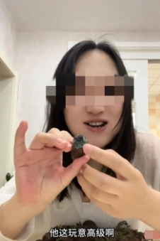 网红博主发布生吃“见手青”的视频，引发网友吐槽和争议。“一位云南的粉丝问我，你是