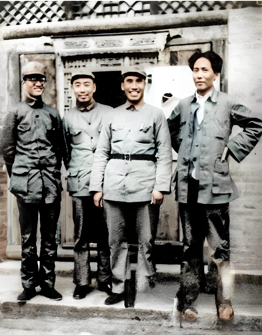 1937年，毛泽东、朱德、周恩来、博古（自右至左）长征胜利到达陕北后合影