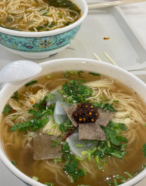 早上和老公到小区楼下的面馆吃面，点了两碗牛肉面。面很快上桌，吃着还行，可惜肉片少