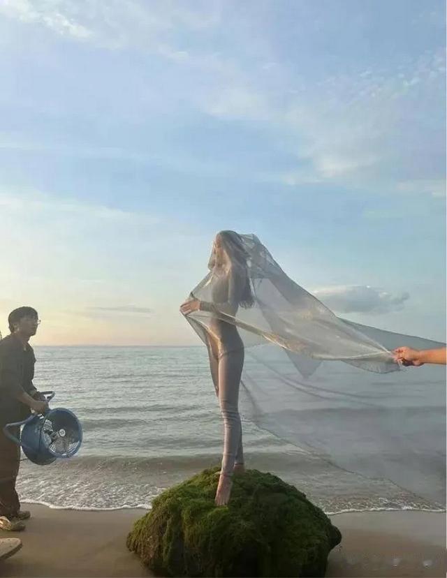 47岁舒淇海滩生图身材轮廓太丝滑了！蚊帐遮体也美成维纳斯女神…（舒淇打扮）-第2张图片-九妖电影